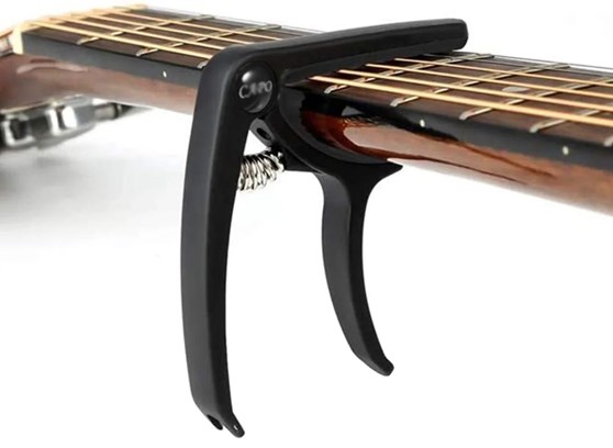 Capo na gitarze